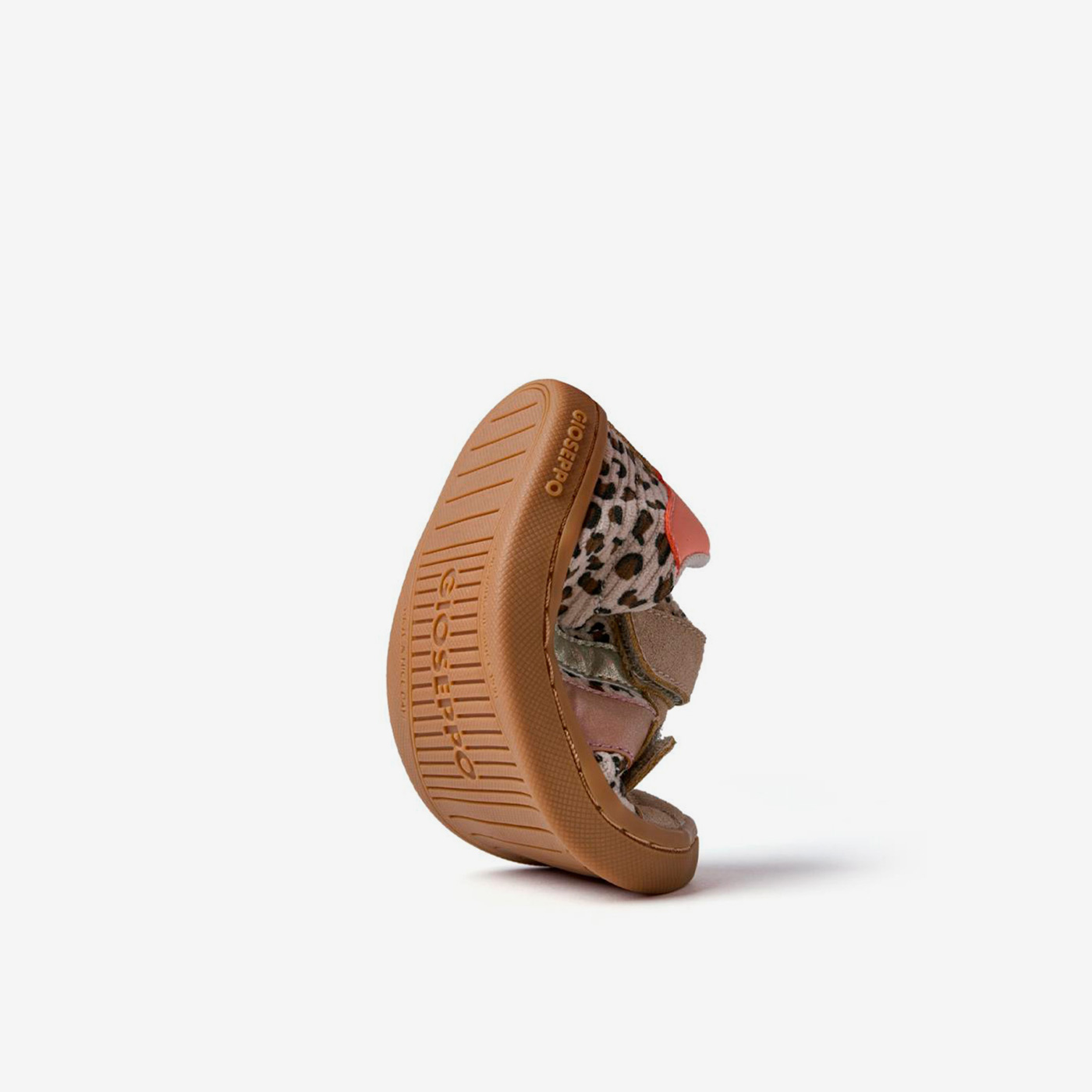 Deportiva respetuosa urbana con animal print, de Gioseppo