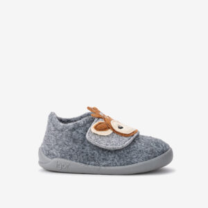 Zapatillas de casa respetuosas de Igor con diseño de renito, suela flexible, velcro fácil y interior suave. Para estar por casa con comodidad y mucho estilo.