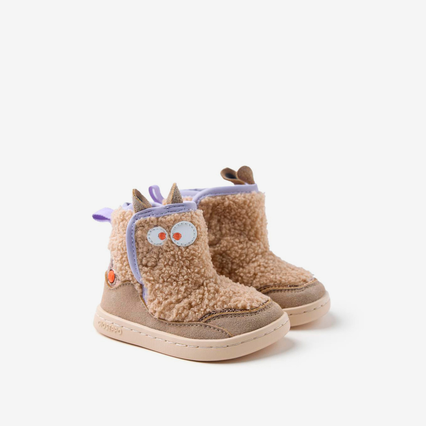 Divertida botita de Gioseppo con diseño de muñeco