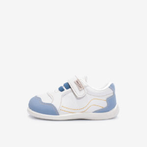 Zapatillas deportivas de Zapyflex respetuosas en blanco y azul para niño. Con velcro, suela flexible y plantilla extraíble. Perfectas para uso diario en guardería o parque.