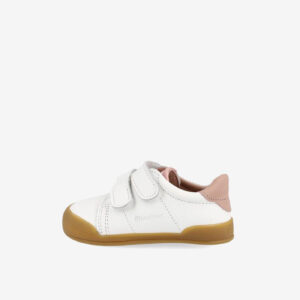 Deportiva Blanditos blanca y rosa con doble velcro y suela caramelo. Flexible, ligera y fácil de usar, ideal para el cole, el parque y el día a día.