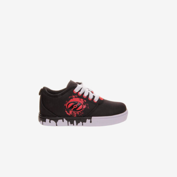 Deportivo de ruedas de niño en negro con cordones.