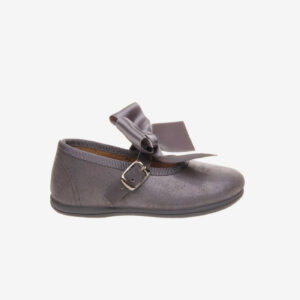 MERCEDES ANTE NIÑA CON HEBILLA Y LAZO