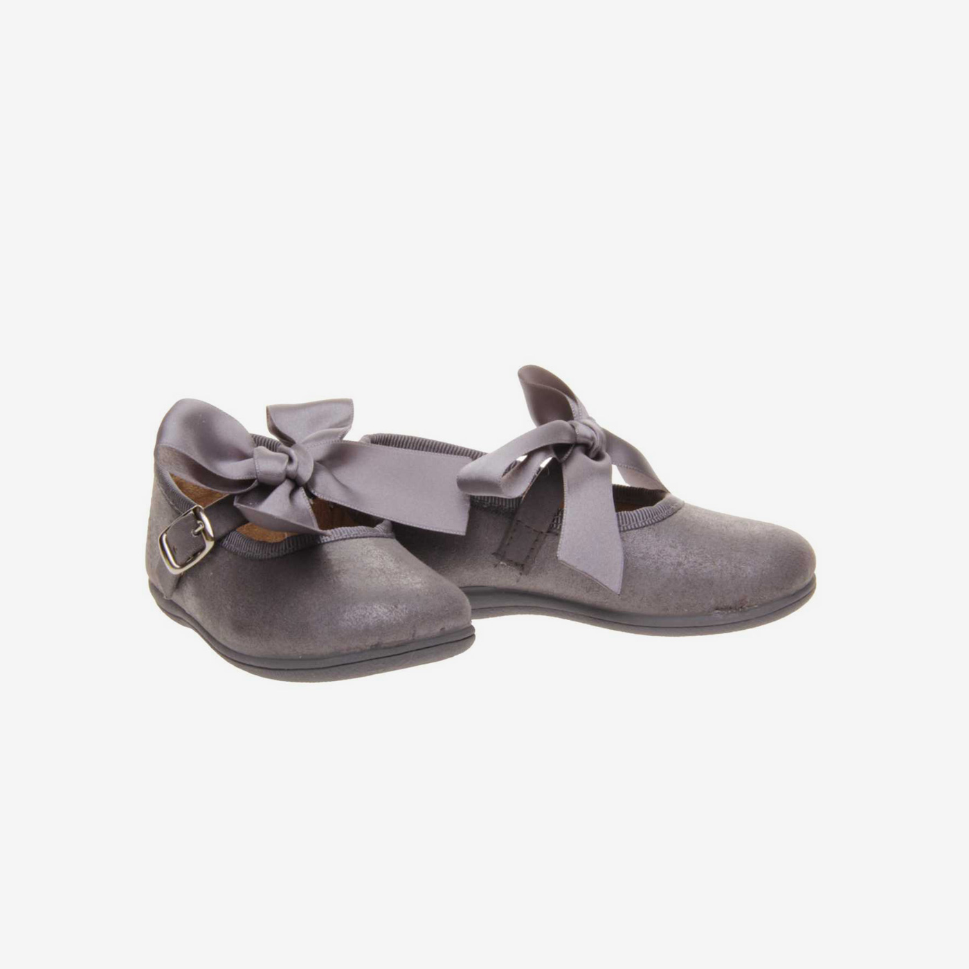 MERCEDES ANTE NIÑA CON HEBILLA Y LAZO