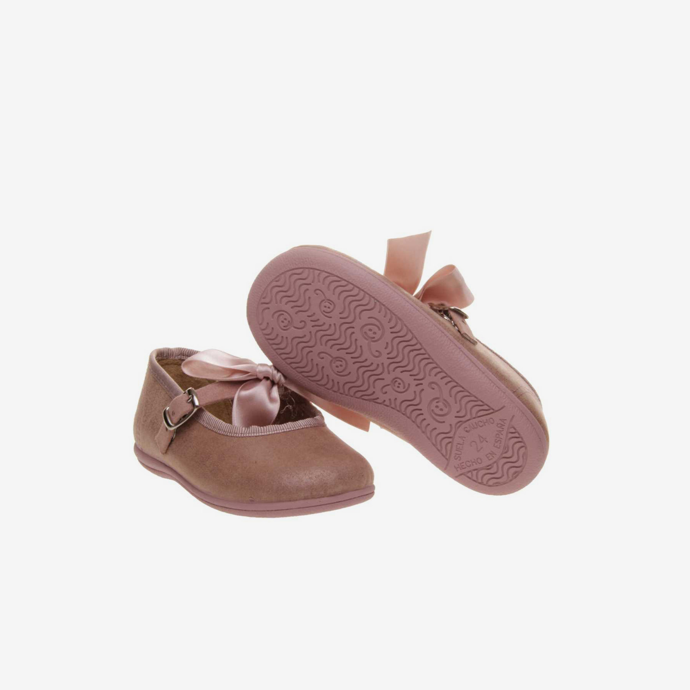 MERCEDES ANTE NIÑA CON HEBILLA Y LAZO