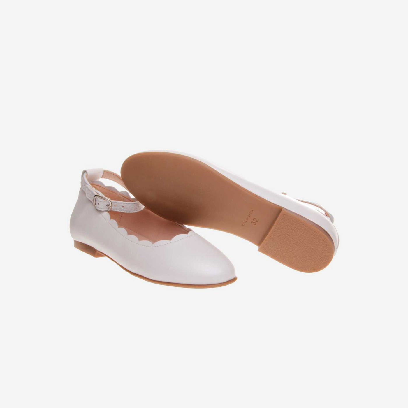 Mercedes en blanco de niña con hebilla.