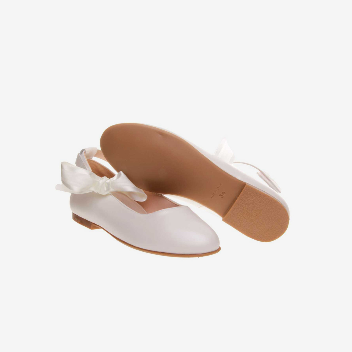 Mercedes de niña en piel beige con lazo.