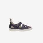 Sandalia respetuosa de niño con velcro y puntera reforzada.