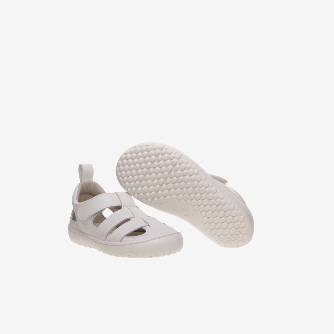 Sandalia respetuosa de niño con velcro y puntera reforzada.