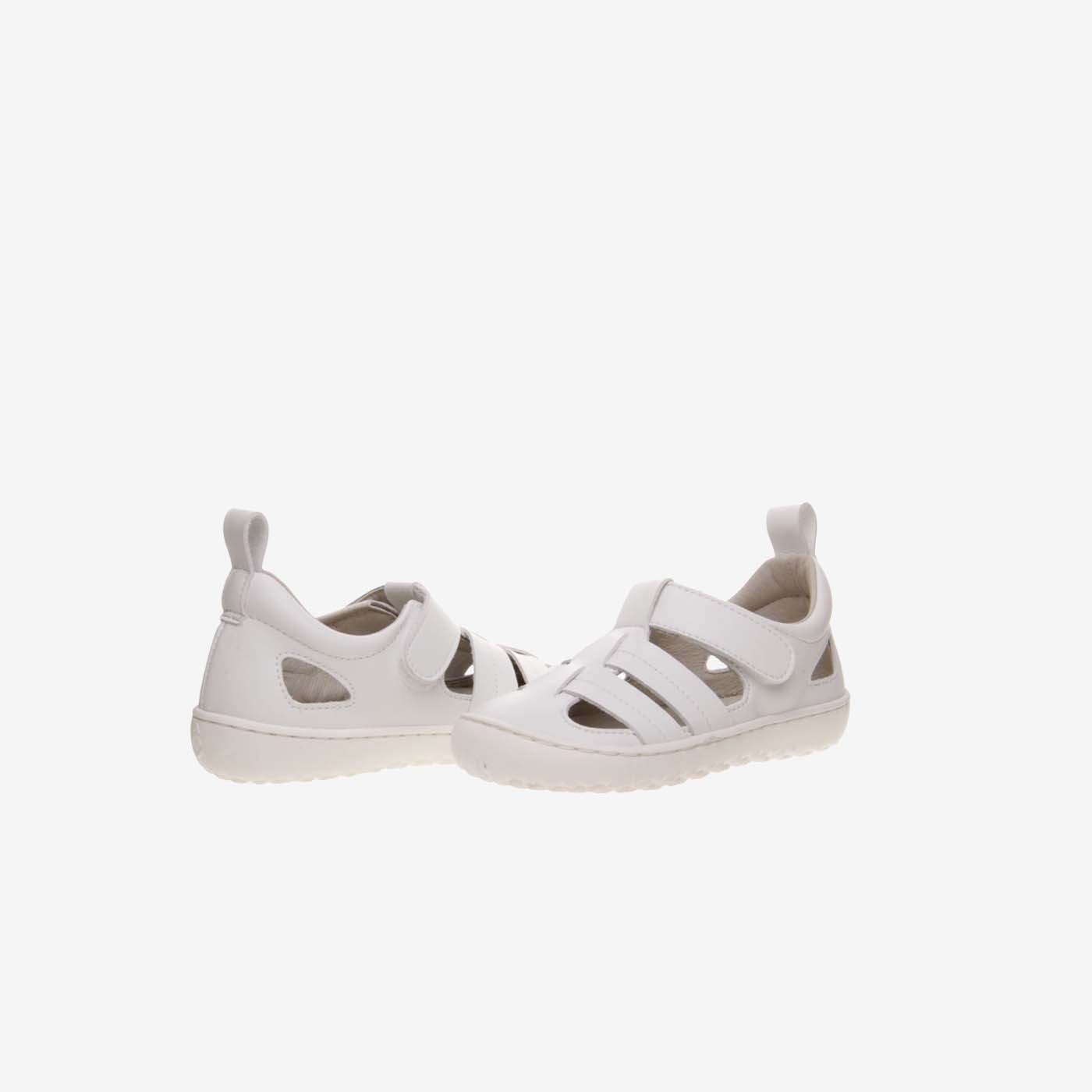 Sandalia respetuosa de niño con velcro y puntera reforzada.