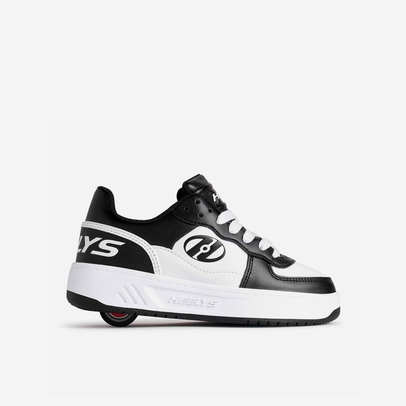 Heelys blancas y negras de rueda con cordones.
