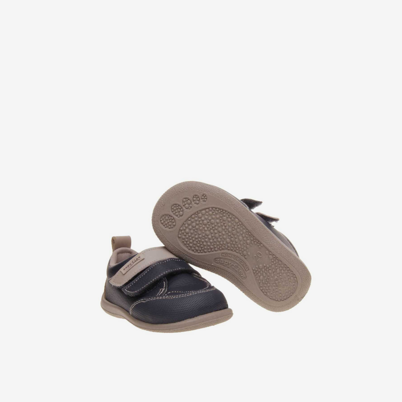 Zapato deportivos de niño respetuoso de Zapy con velcro y puntera reforzada.