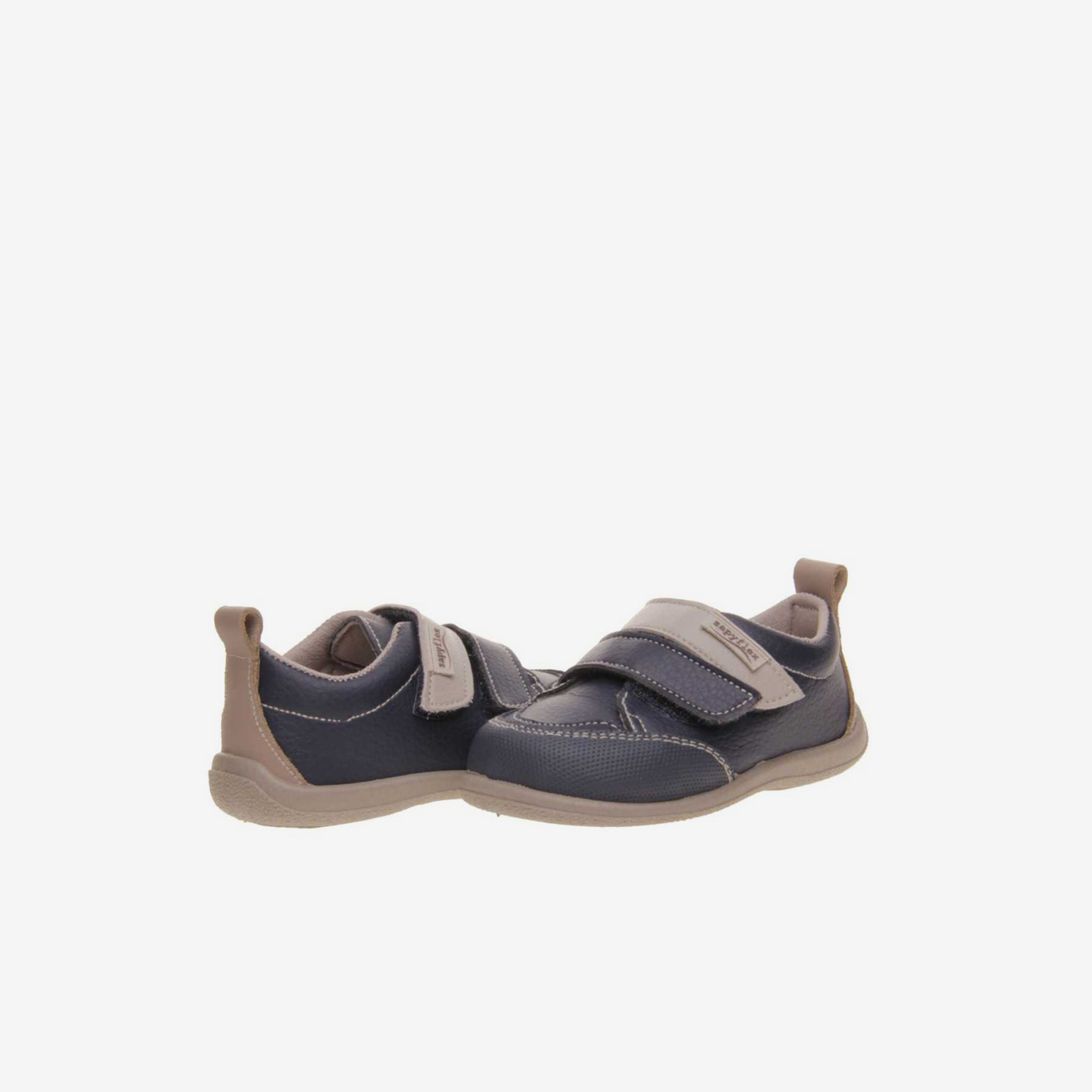 Zapato deportivos de niño respetuoso de Zapy con velcro y puntera reforzada.