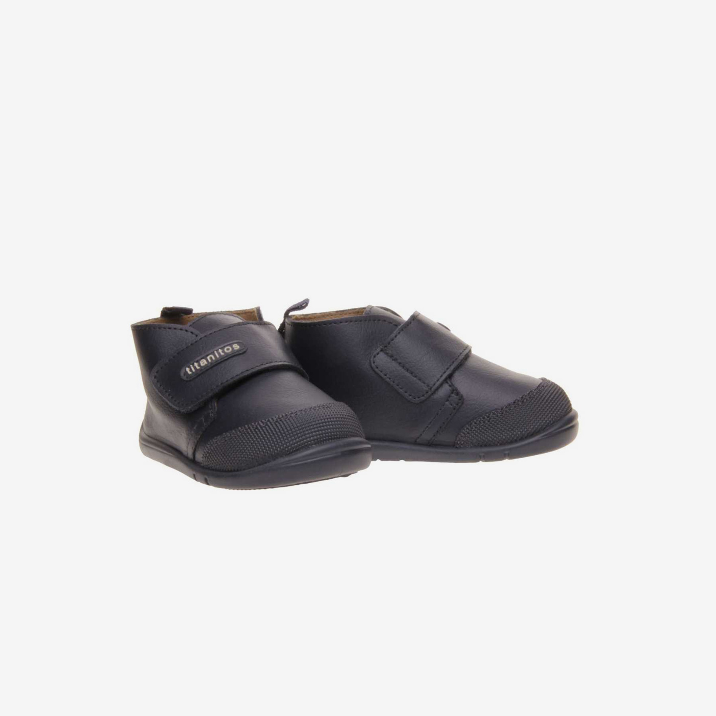 Bota respetuosa de niño con velcro y puntera reforzada de Titanitos.