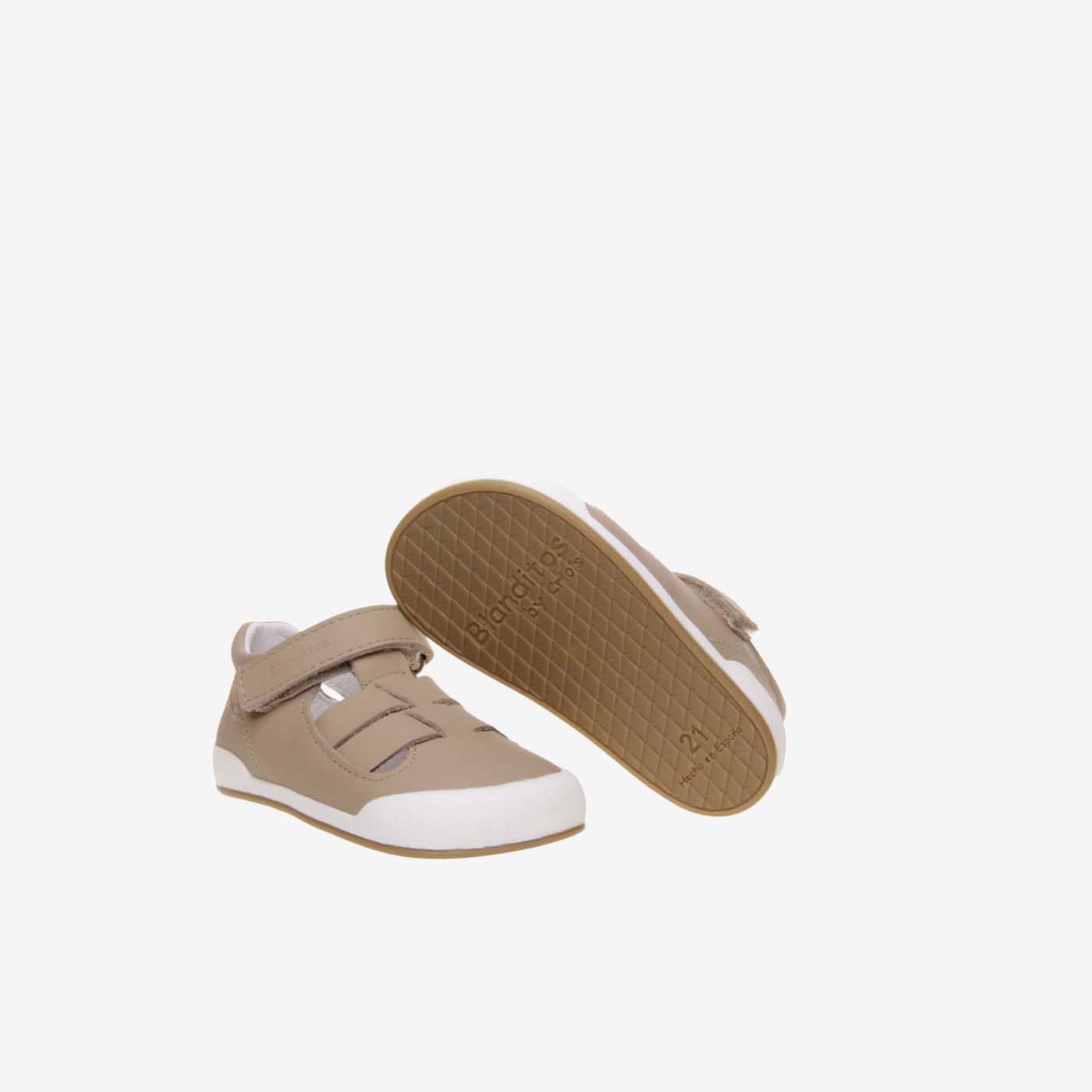 Sandalia respetuosa de Blanditos en camel.