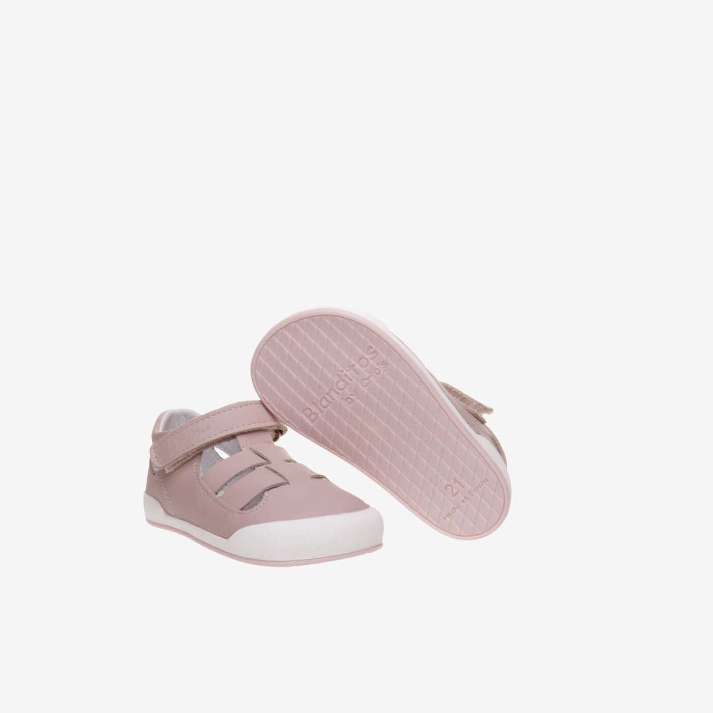 Sandalia respetuosa de Blanditos en color rosa.