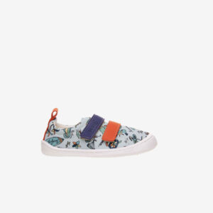 Zapato de lona respetuoso con estampado de dibujitos.