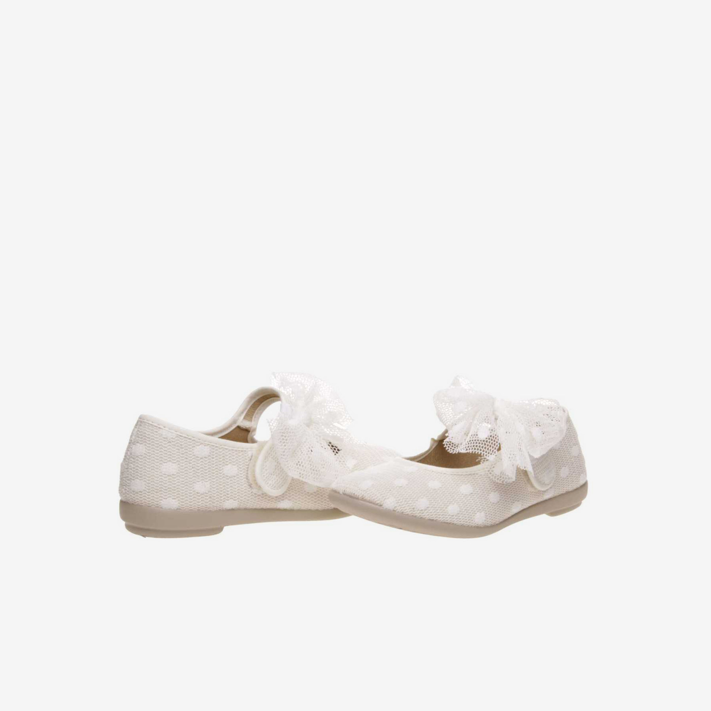 Merceditas de lona con encaje con lazo decorativo en color beige.