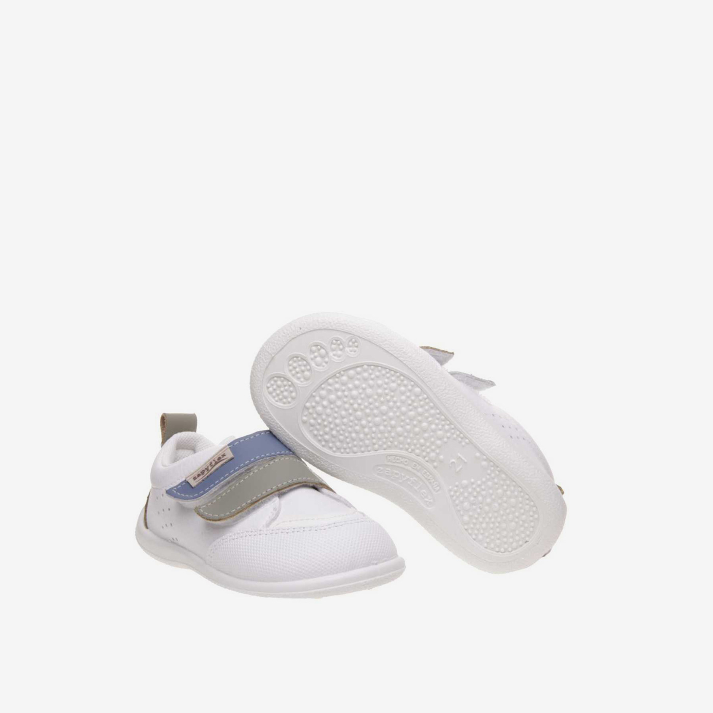 Deportivos respetusos primeros pasos con velcro y puntera reforzada en blanco con tiras en azul y verde.