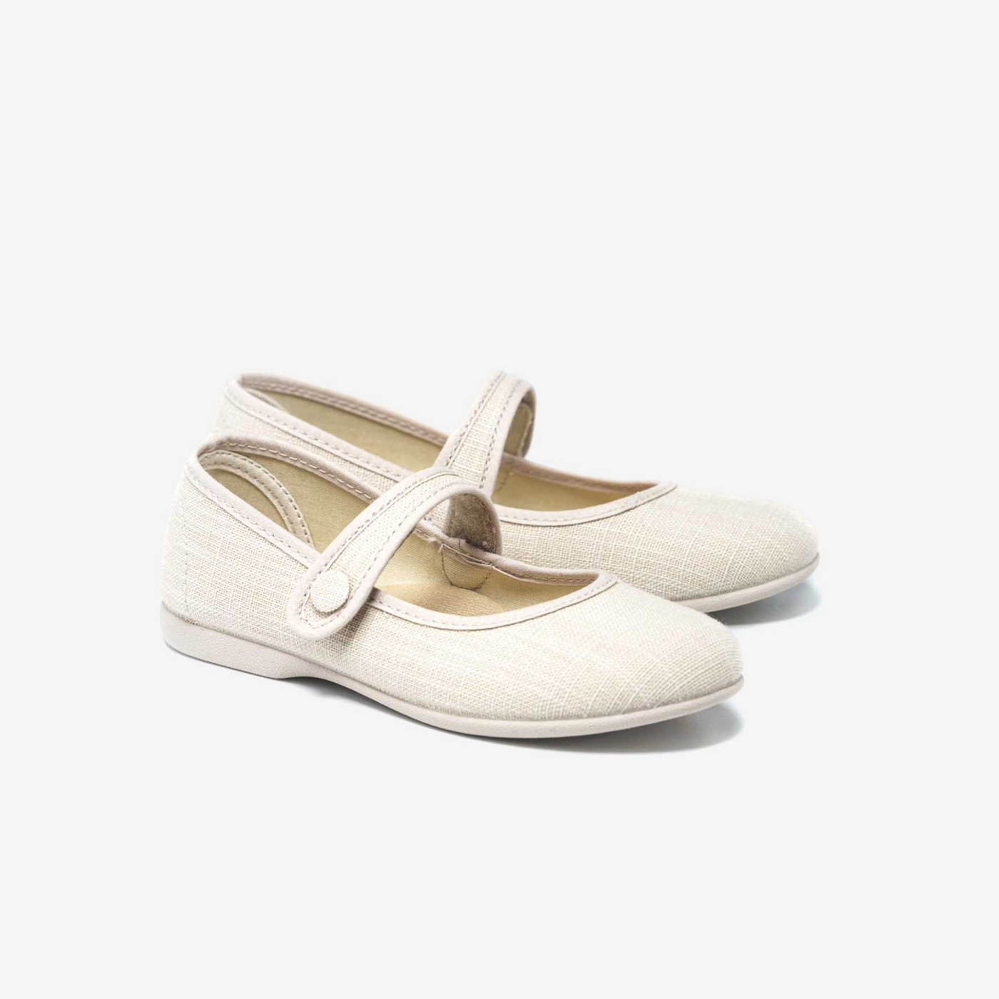 Mercedes de lona para niñas con velcro de Batila en color beige.