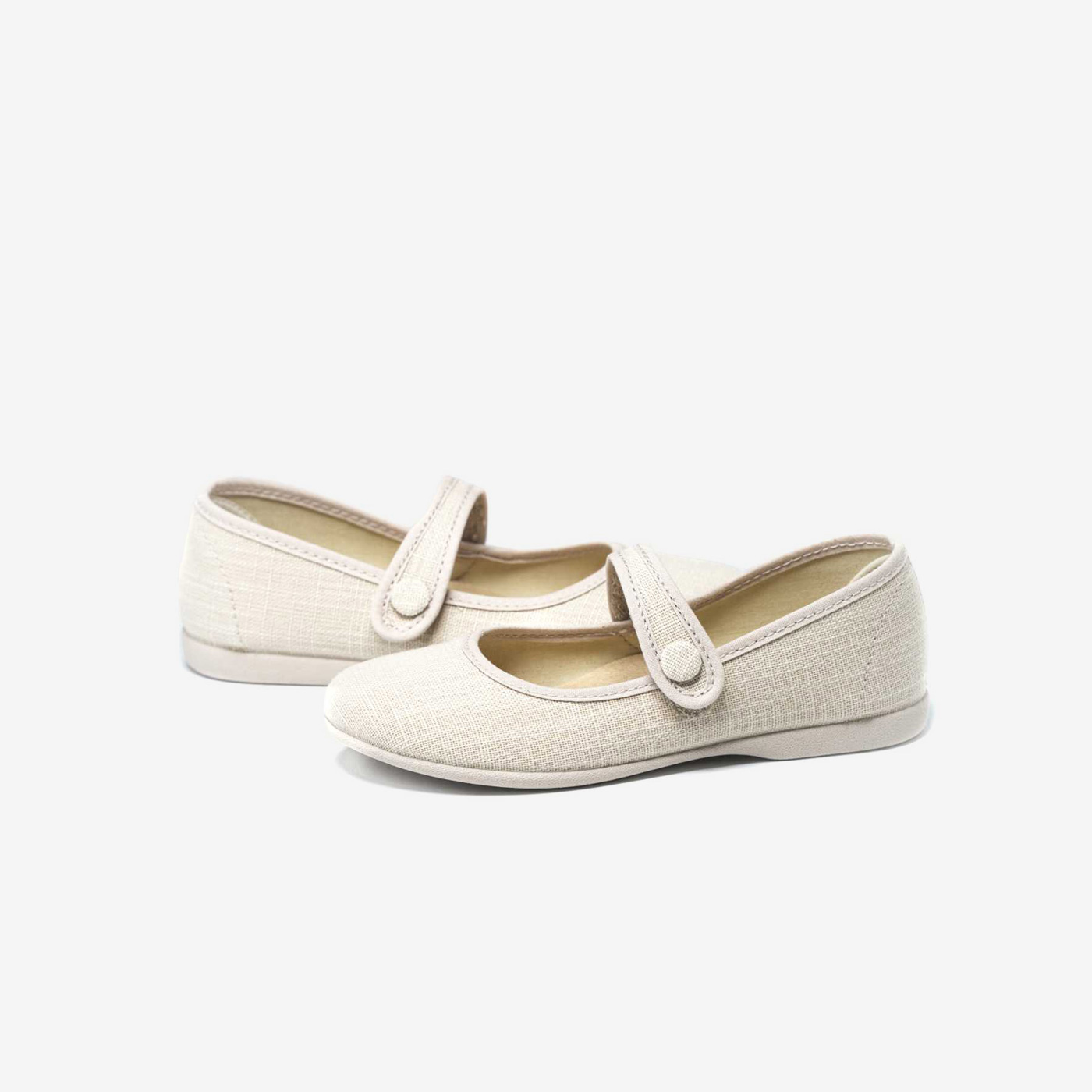 Mercedes de lona para niñas con velcro de Batila en color beige.