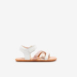 Sandalia respetuosa de Gioseppo en blanco con tiras metalizadas.