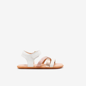 Sandalia respetuosa de Gioseppo en blanco con tiras metalizadas.