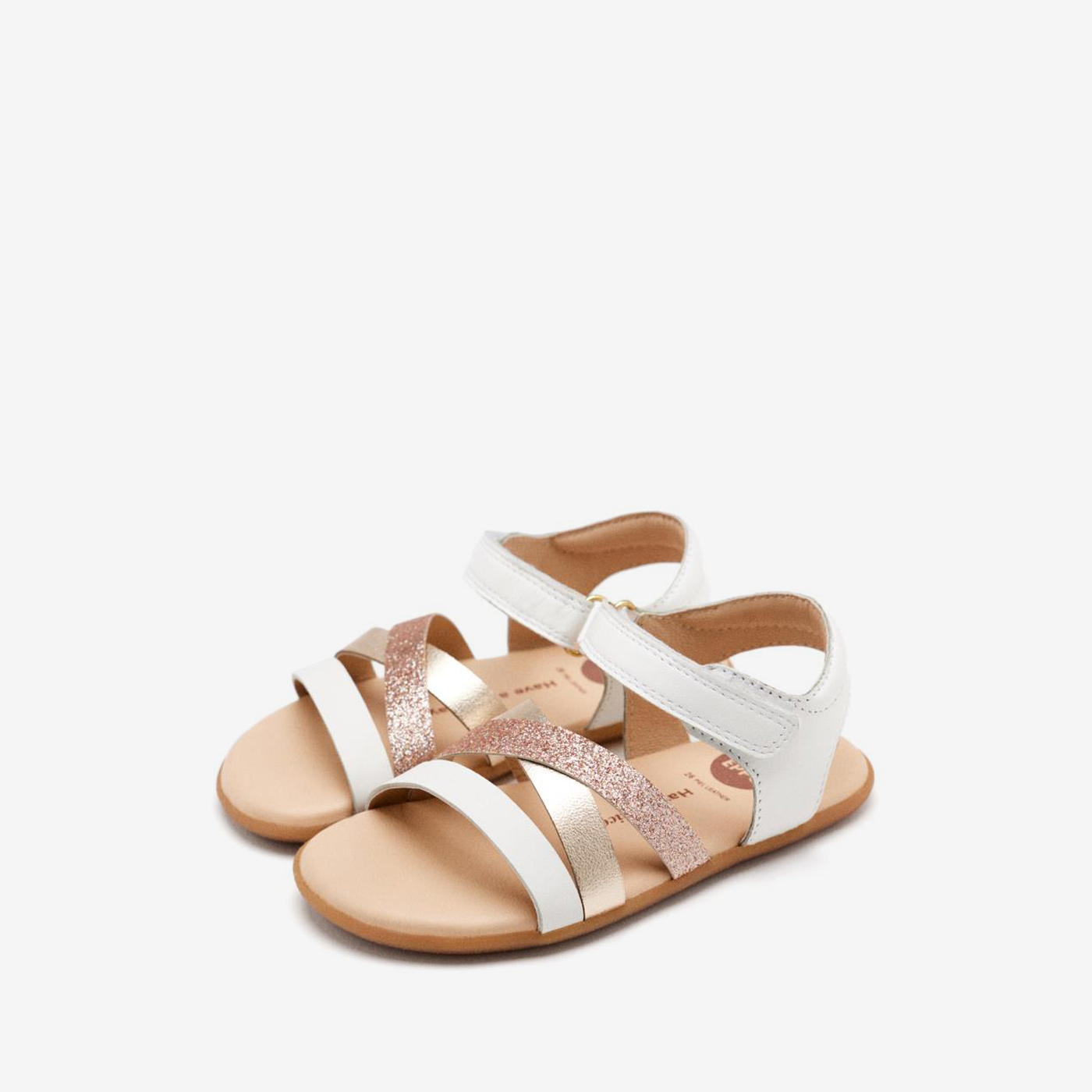 Sandalia respetuosa de Gioseppo en blanco con tiras metalizadas.