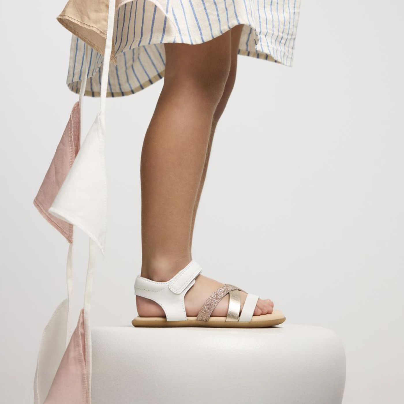 Sandalia respetuosa de Gioseppo en blanco con tiras metalizadas.