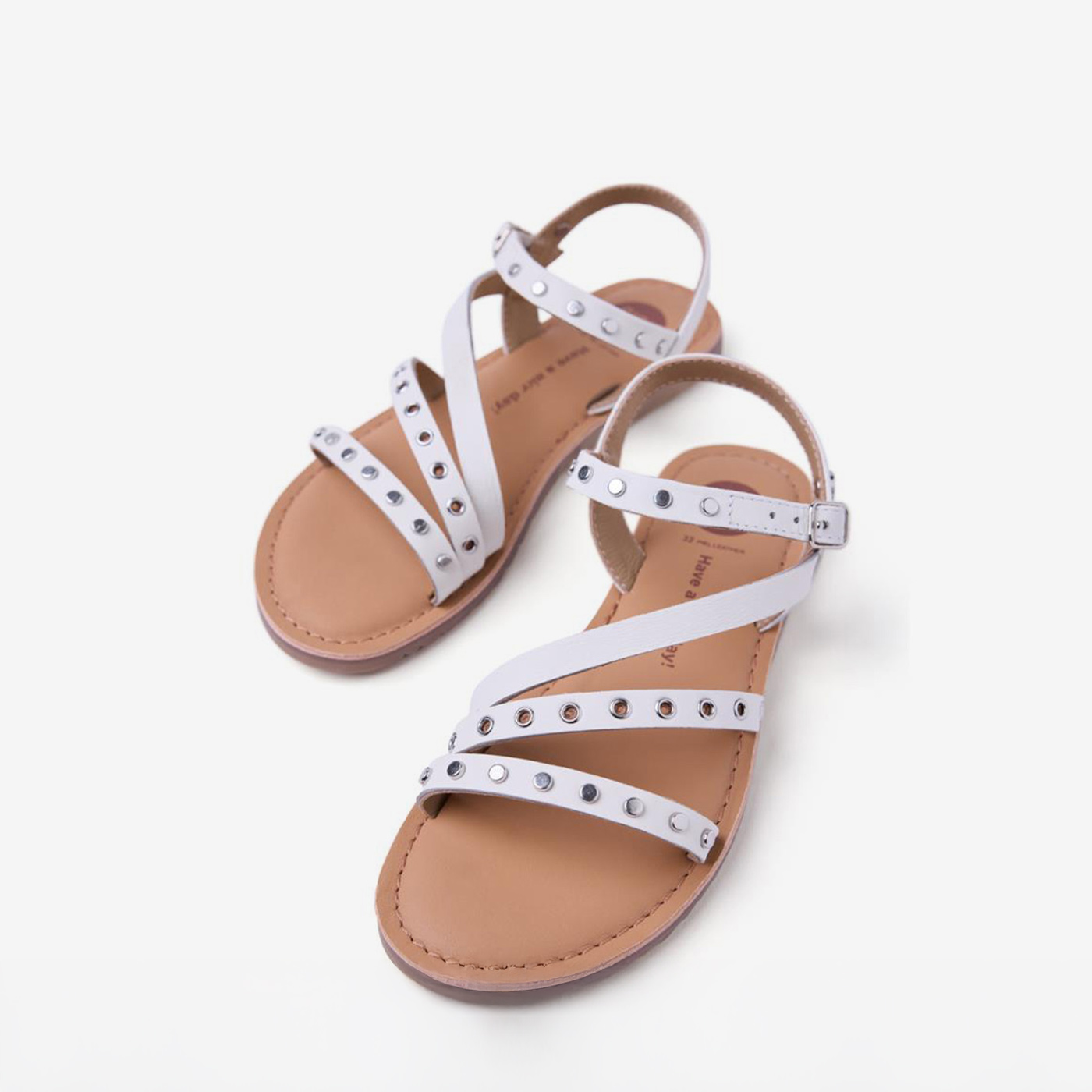 Sandalia en color blanco con un diseño modelo de Gioseppo