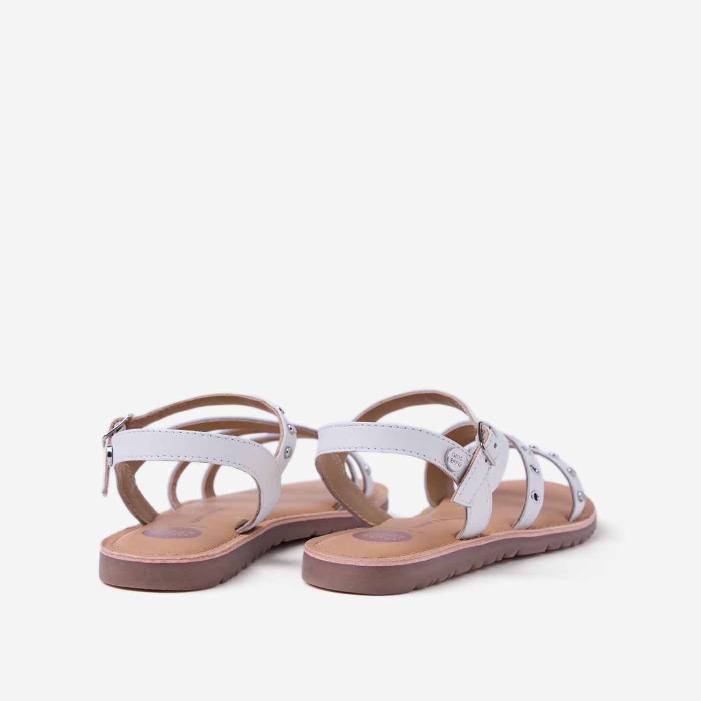 Sandalia en color blanco con un diseño modelo de Gioseppo