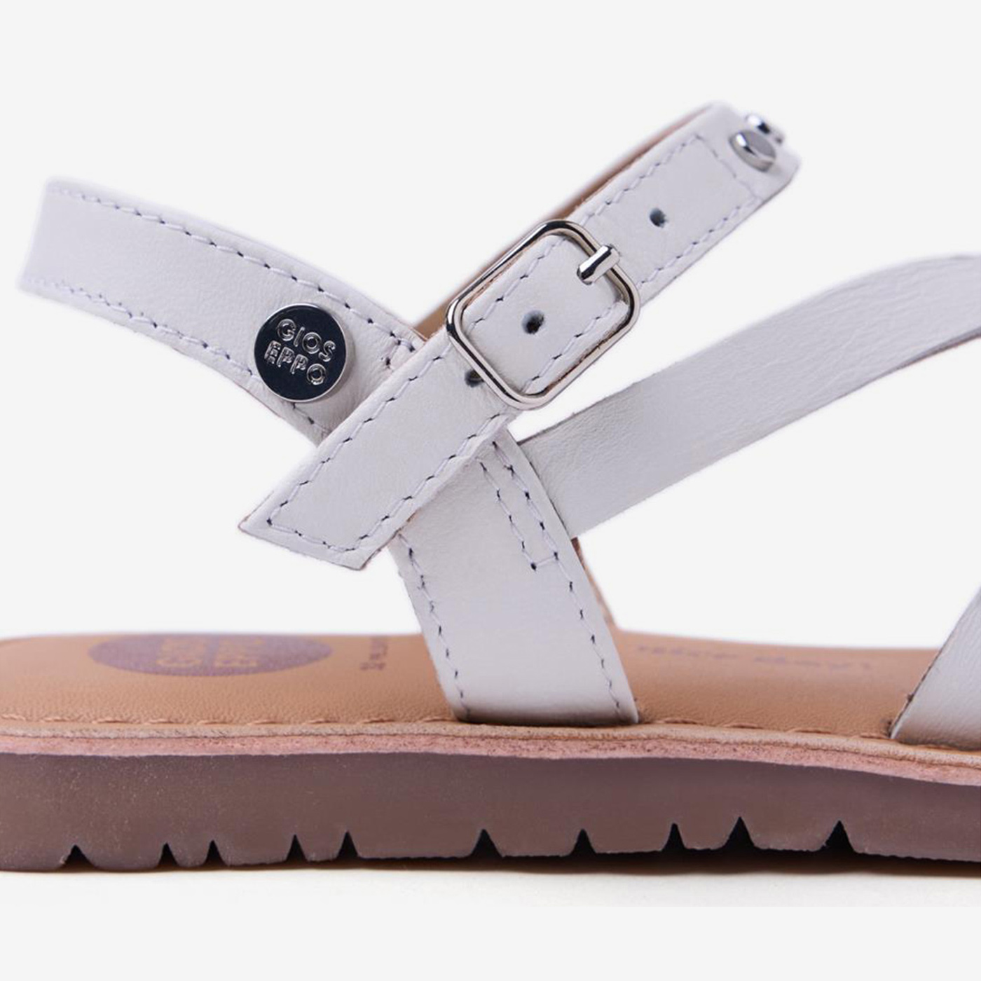 Sandalia en color blanco con un diseño modelo de Gioseppo