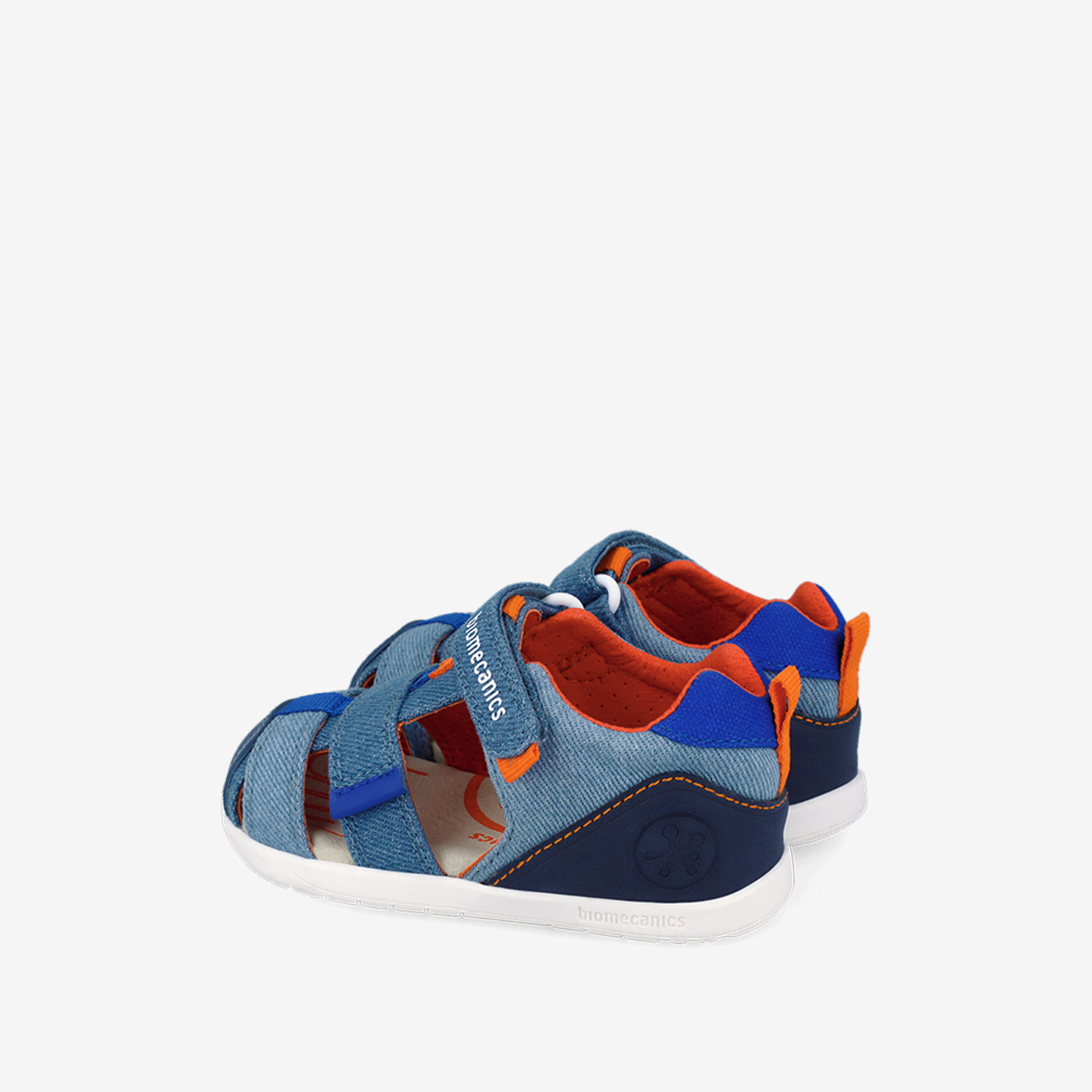 Sandalia respetuosa de niño con velcro de la marca Biomecanics.