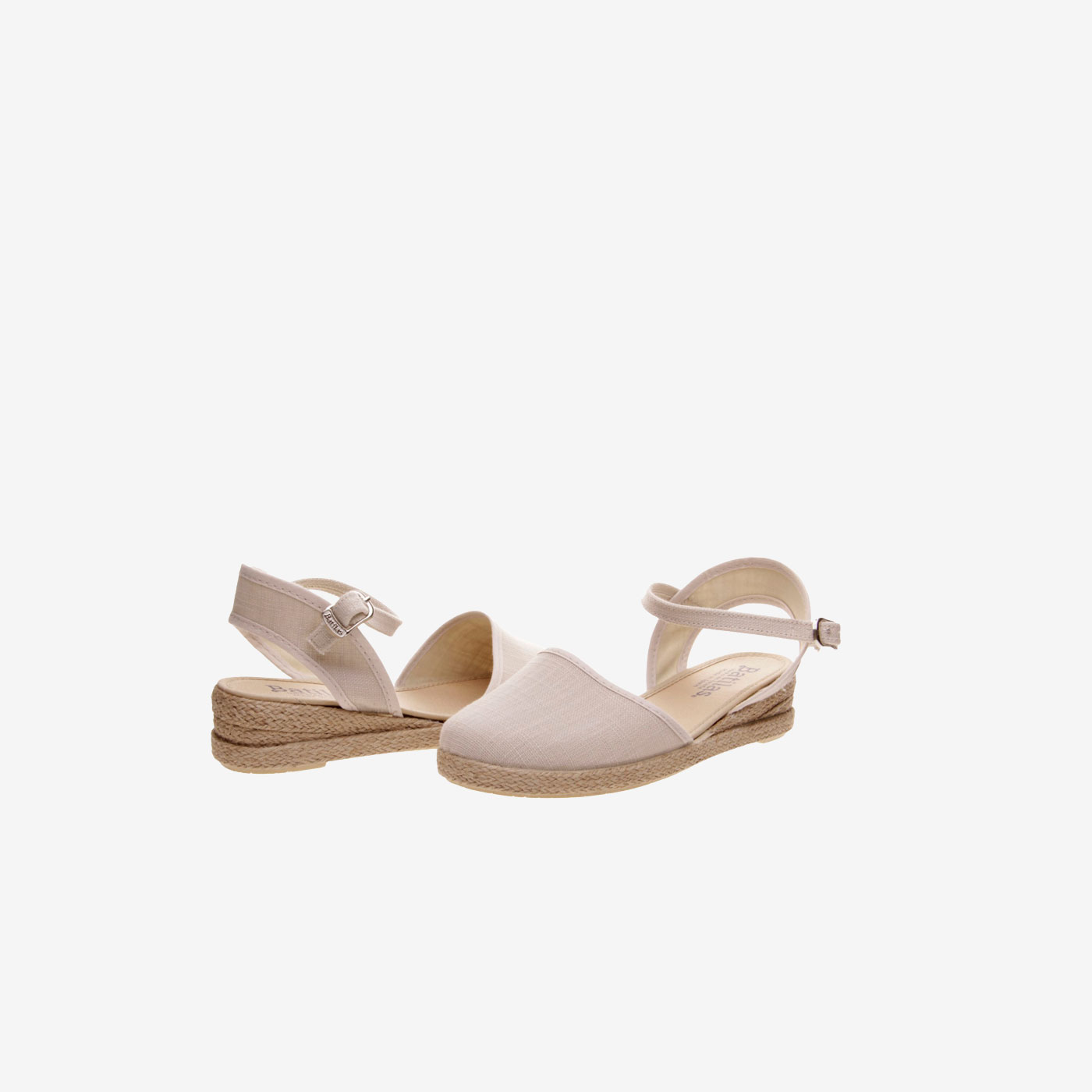 Sandalia esparteña de lona beige con hebilla para niña.