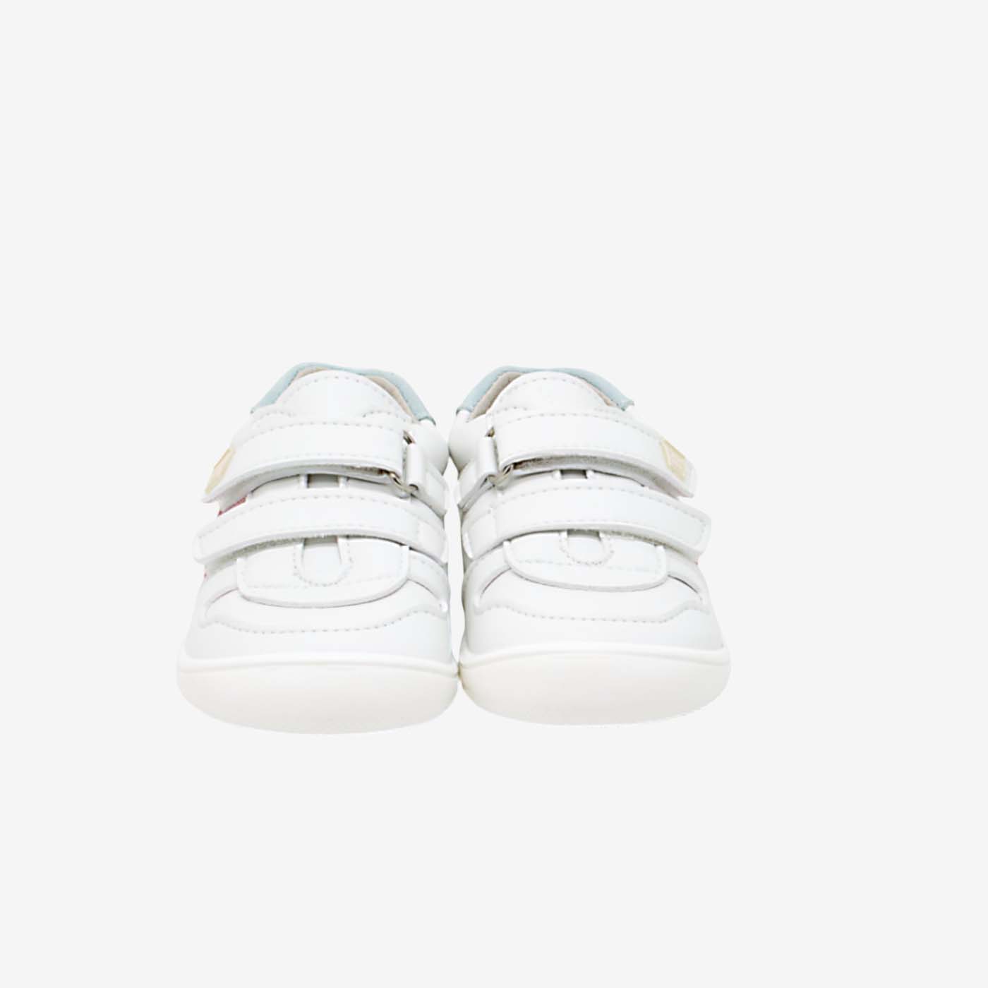 Deportivo respetuoso de Piruflex en color blanco con toques en rosa y turquesa.