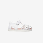 Sandalia respetuosa con puntera cerrada en color blanco