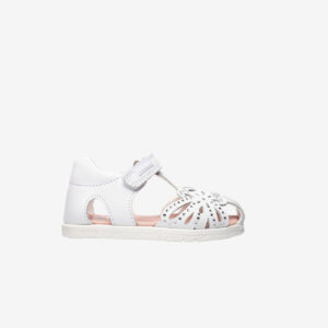 Sandalia respetuosa con puntera cerrada en color blanco